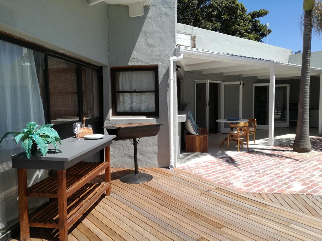 Livesey Lodge Guest House Hermanus Exterior foto